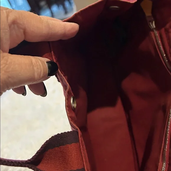 Hermes small tote Dark Red & Brownish Black
Minor corner wear one corner only - Picture 11 of 12
